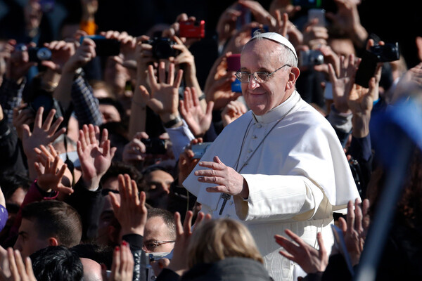 Папа Франциск прибывает на площадь Святого Петра на инаугурационную мессу в Ватикане, вторник, 19 марта 2013 года / Michael Sohn/AP 