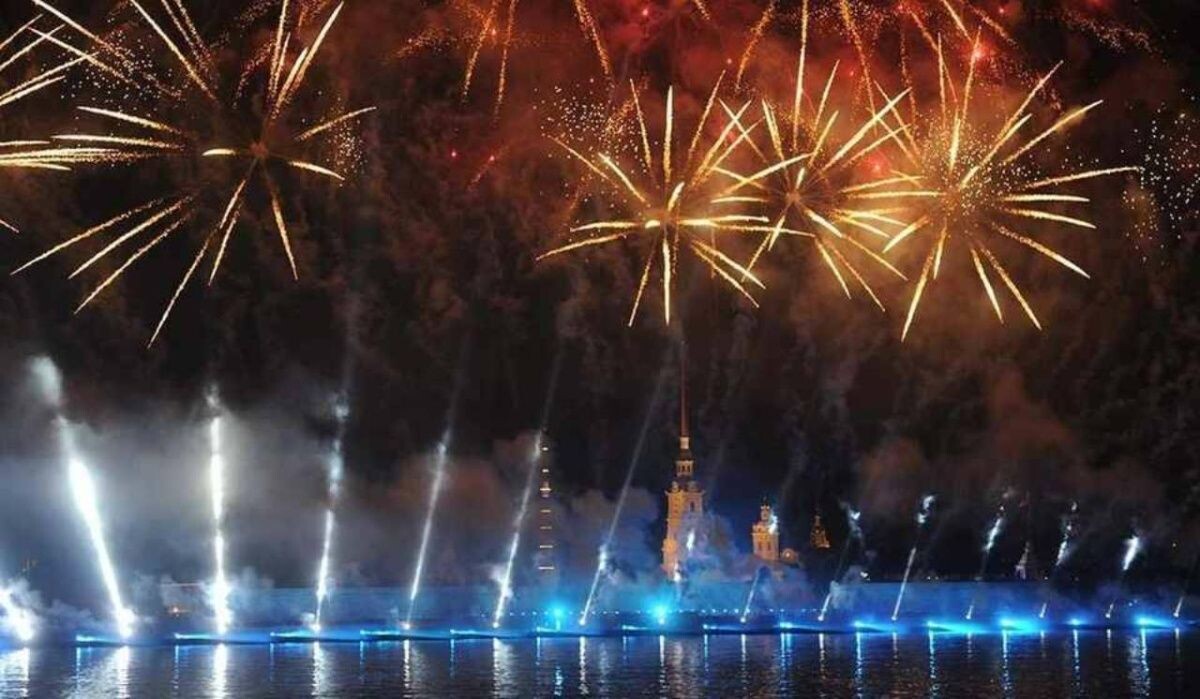     Салют в Петербурге. Источник: kp.ru Автор фото: Юлия Пыхалова