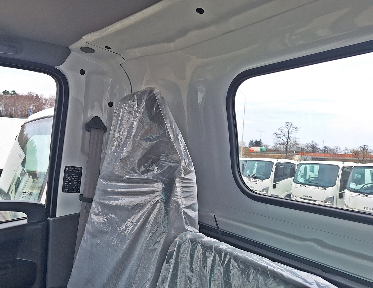 На задней стенке кабины китайского ISUZU нет никакой отделки