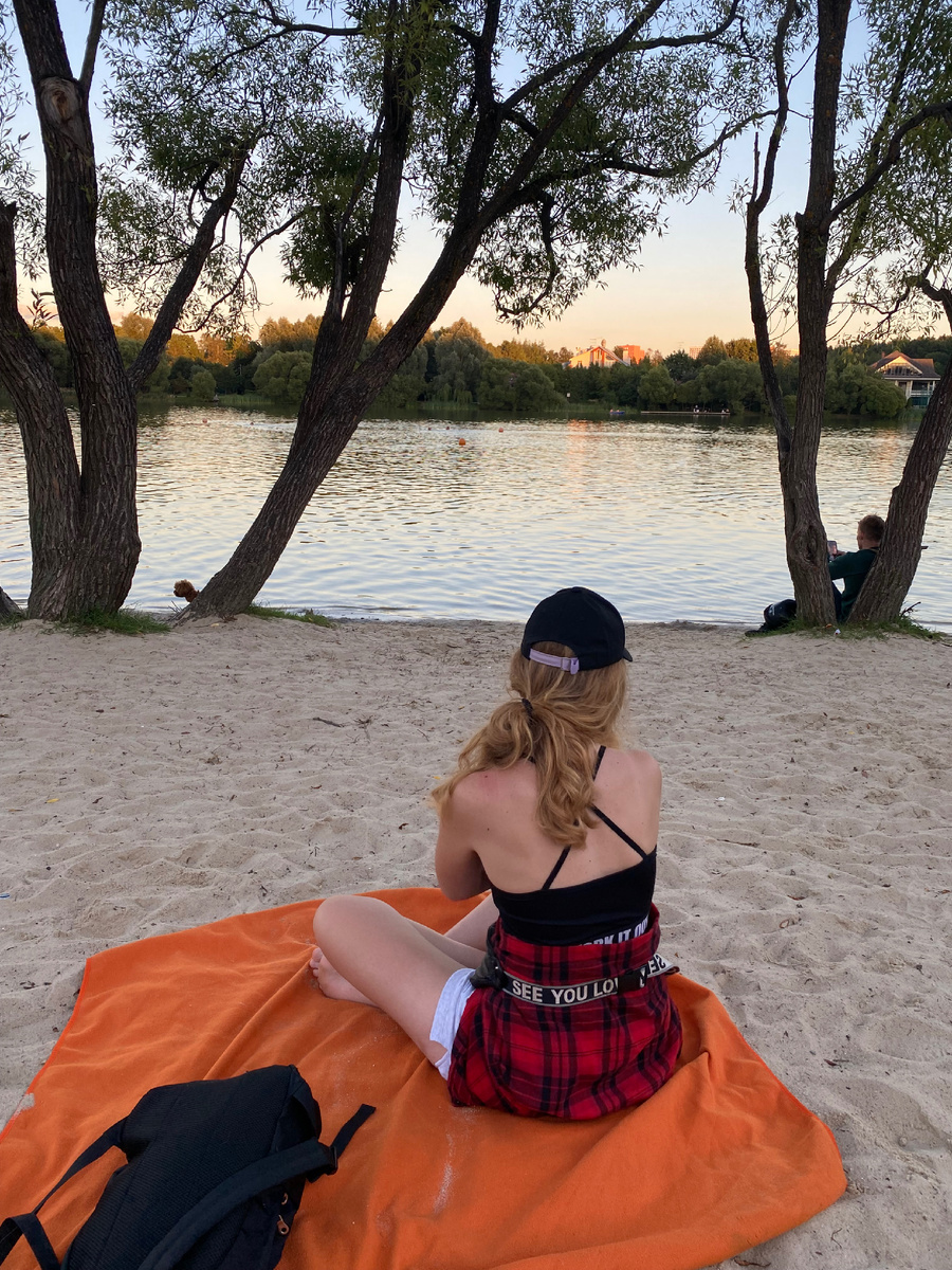 Песочный пляж у пруда. Летом многие там купаются 