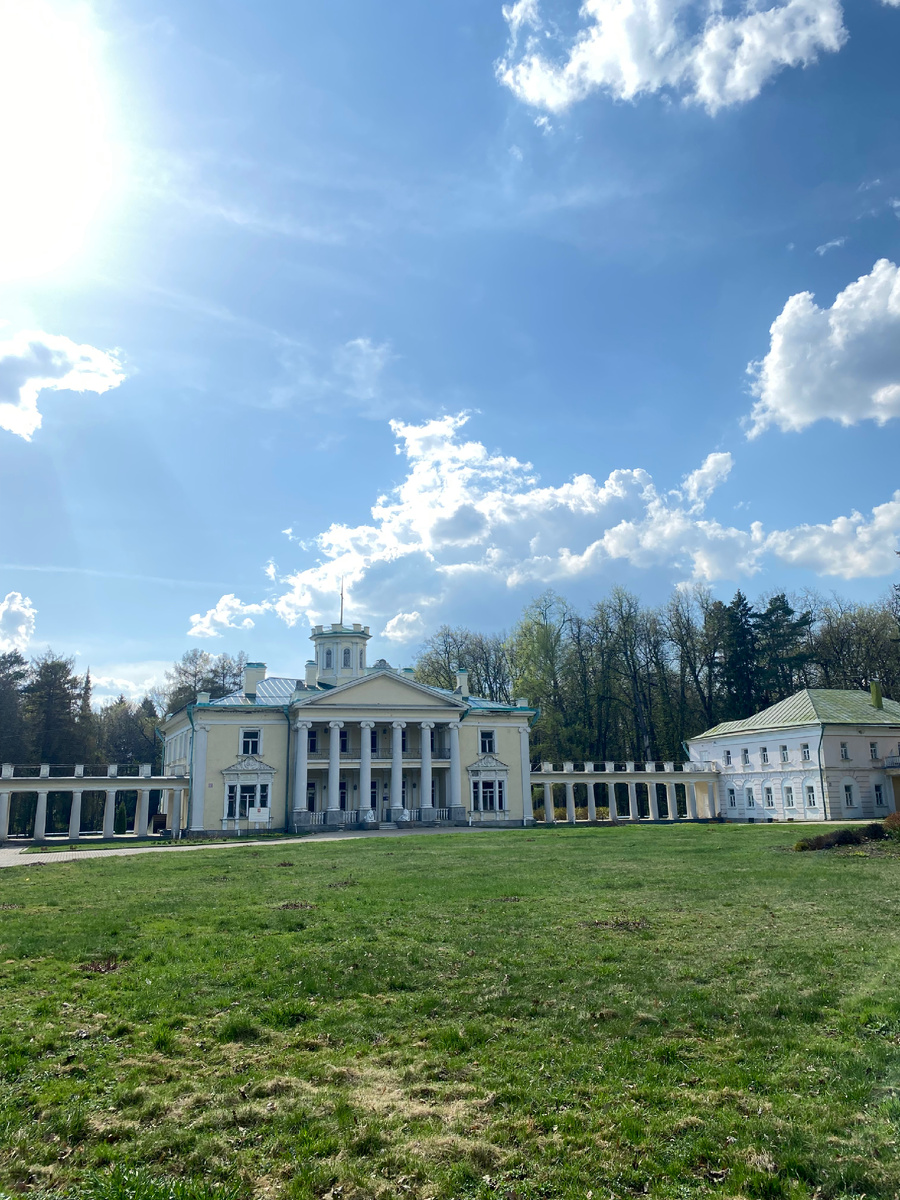 Место очень живописное, усадьба имеет богатую историю и архитектурное наследие