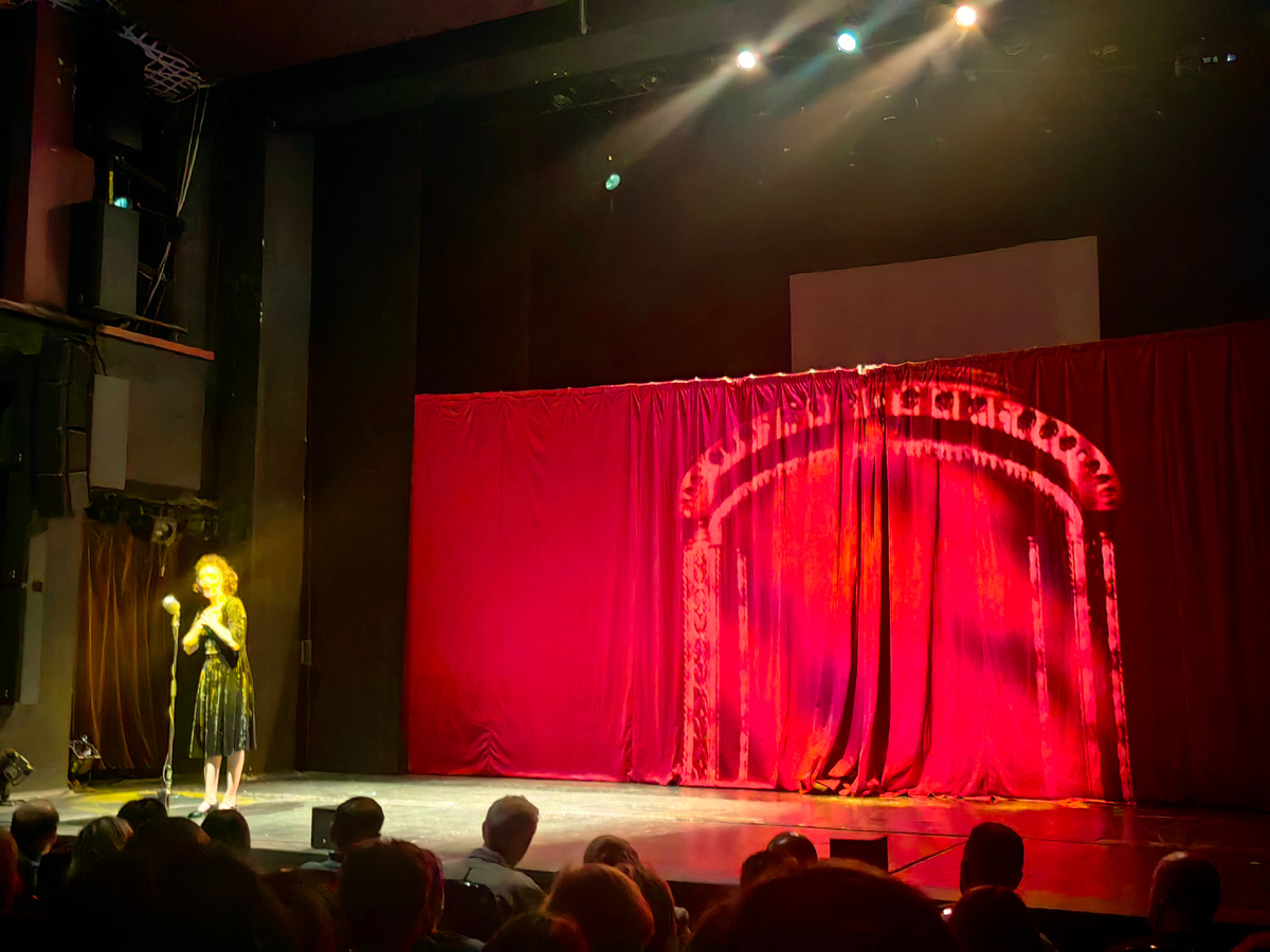 Перед началом спектакля голос худрука разрешил фотосъемку без вспышки. Не злоупотребляла, но воспользовалась разрешением. Простите за качество, "пристреливаться" было неловко, не хотелось мешать зрителям сзади и рядом