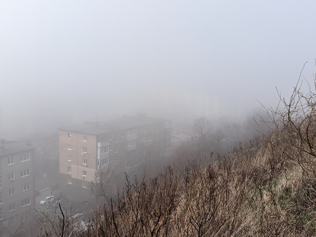 Туман постепенно редеет. 