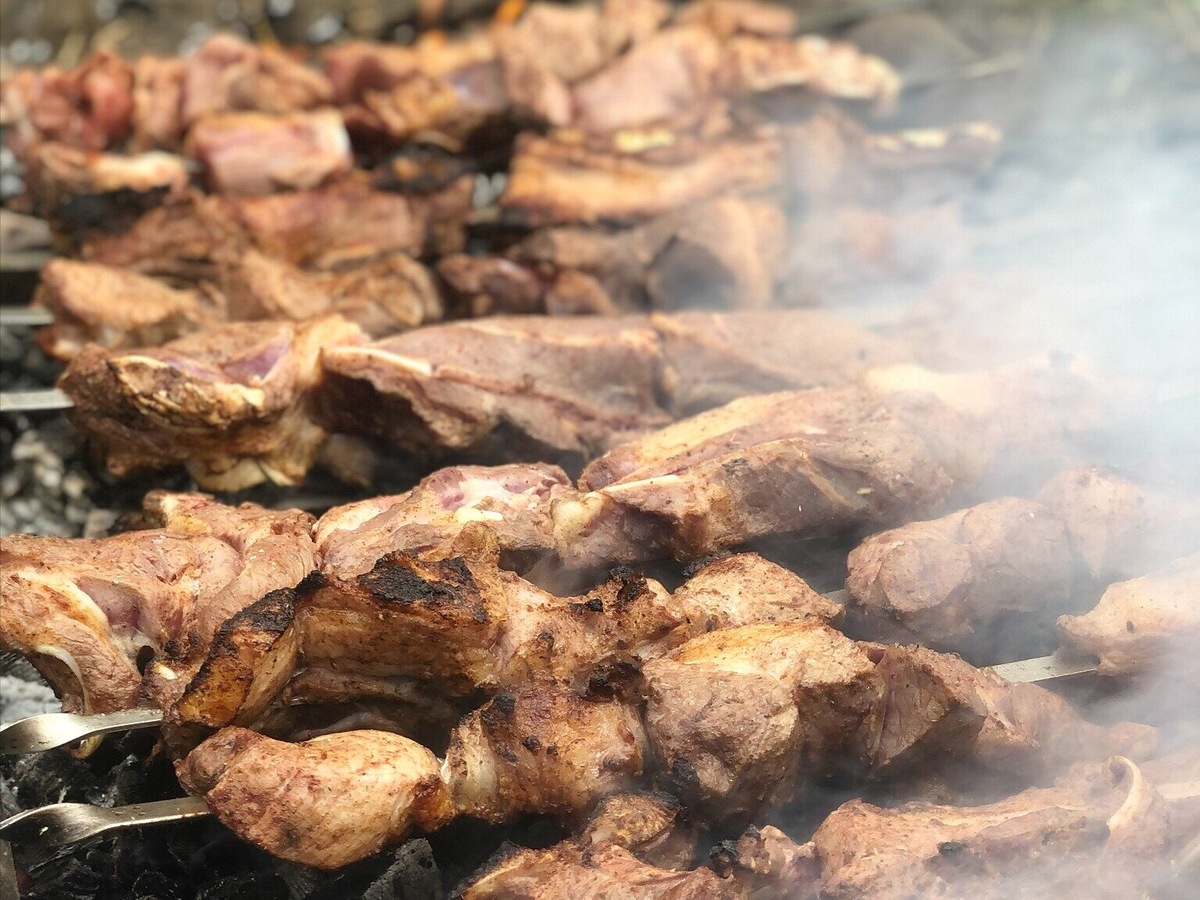 В маринаде армянского шашлыка хоровац не используют уксус и другие кислые ингредиенты, чтобы блюдо не получилось слишком жёстким. Фото: Narek Avetisyan / Narek75 / Wikimedia