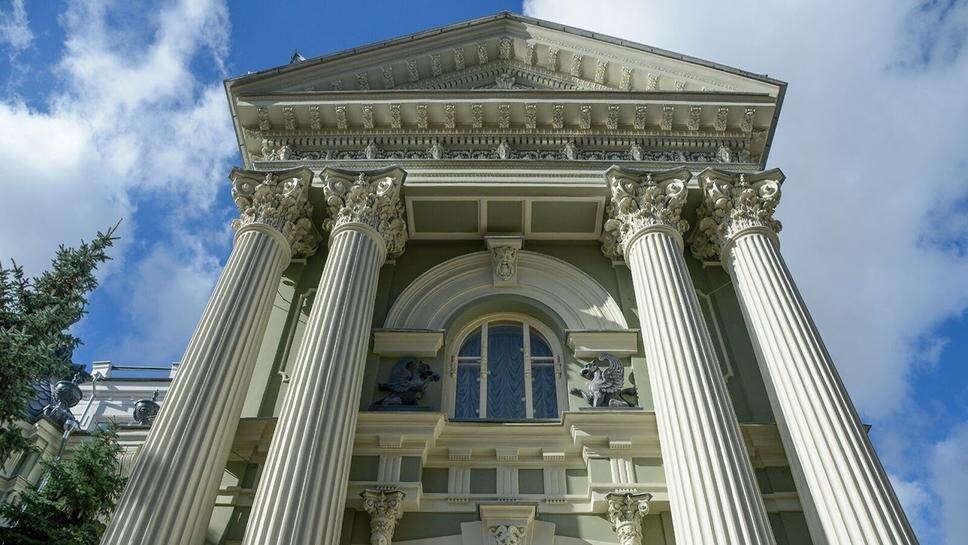 Роскошный портик с богатым фасадным декором