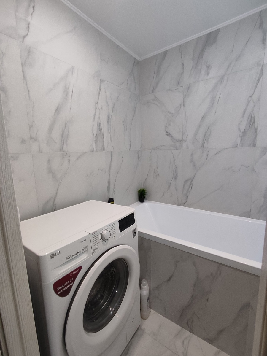 ванна установлена акриловая с экраном из керамогранита