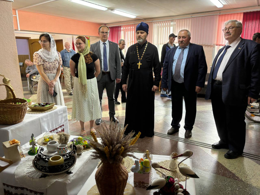     Акция "Подари радость ближнему" заглянула в Копыльский социальный пансионат "Очаг надежды"