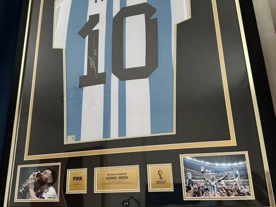     Фото: городская доска объявлений