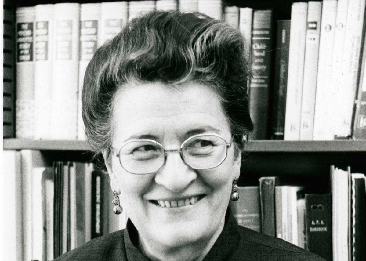 Мэри Эйнсворт (1913–1999) Американский психолог, соавтор теории привязанности. Провела знаменитый эксперимент «Незнакомая ситуация», выявивший четыре типа детской привязанности: надёжный, тревожный, избегающий и дезорганизованный. Её исследования показали, как ранние отношения влияют на поведение во взрослой жизни.