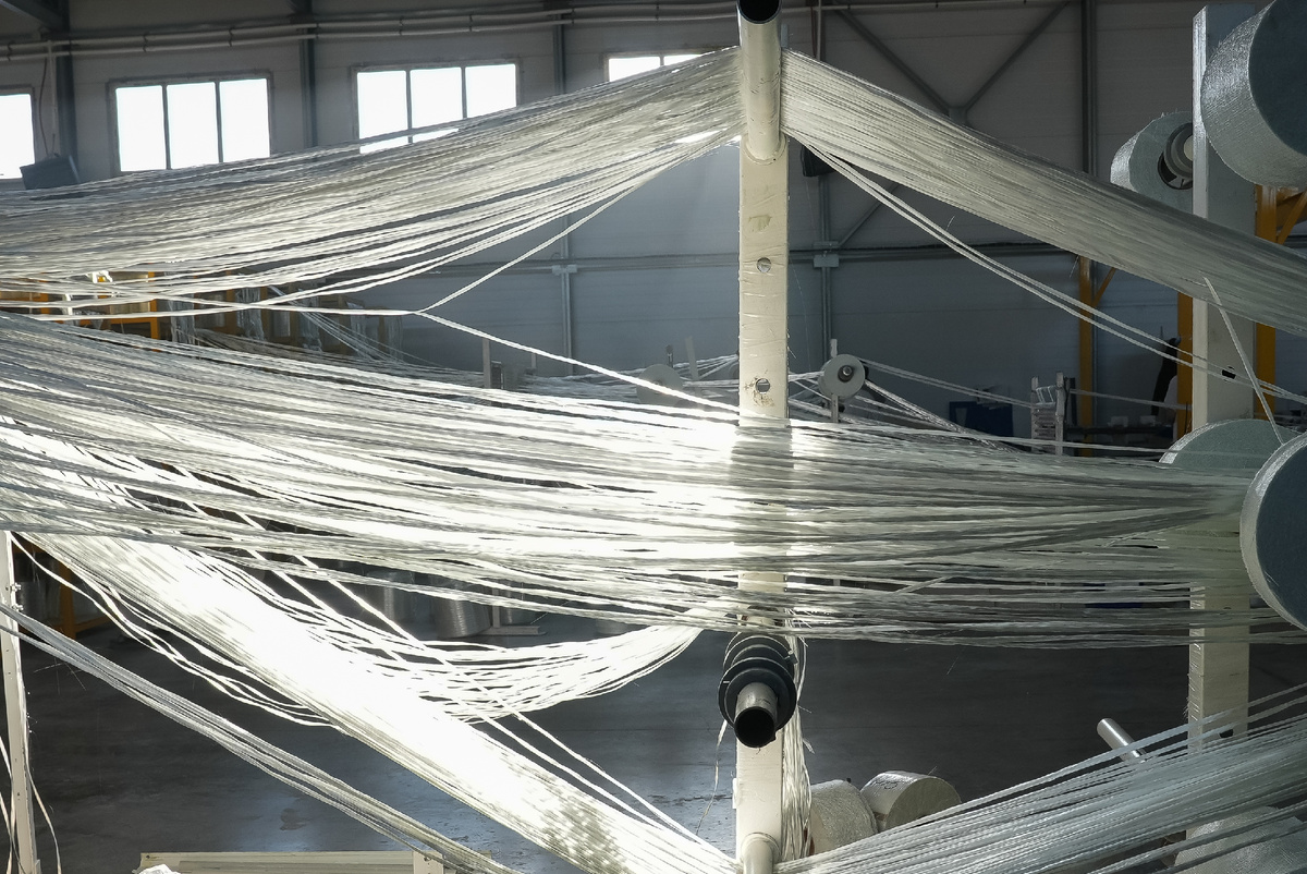 Стекловолокно собирается в пучек для последующей пропитки полимерной смолой