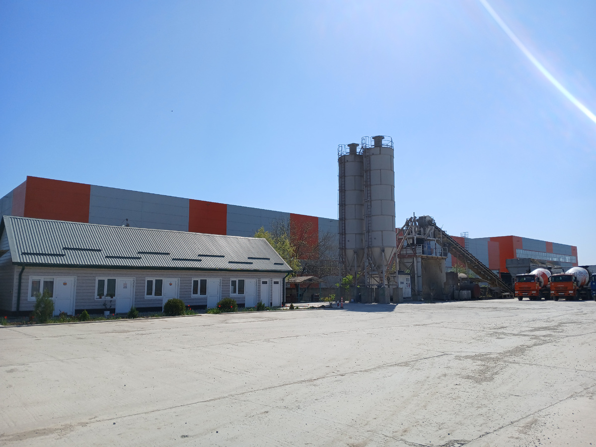 Большая и просторная парковка