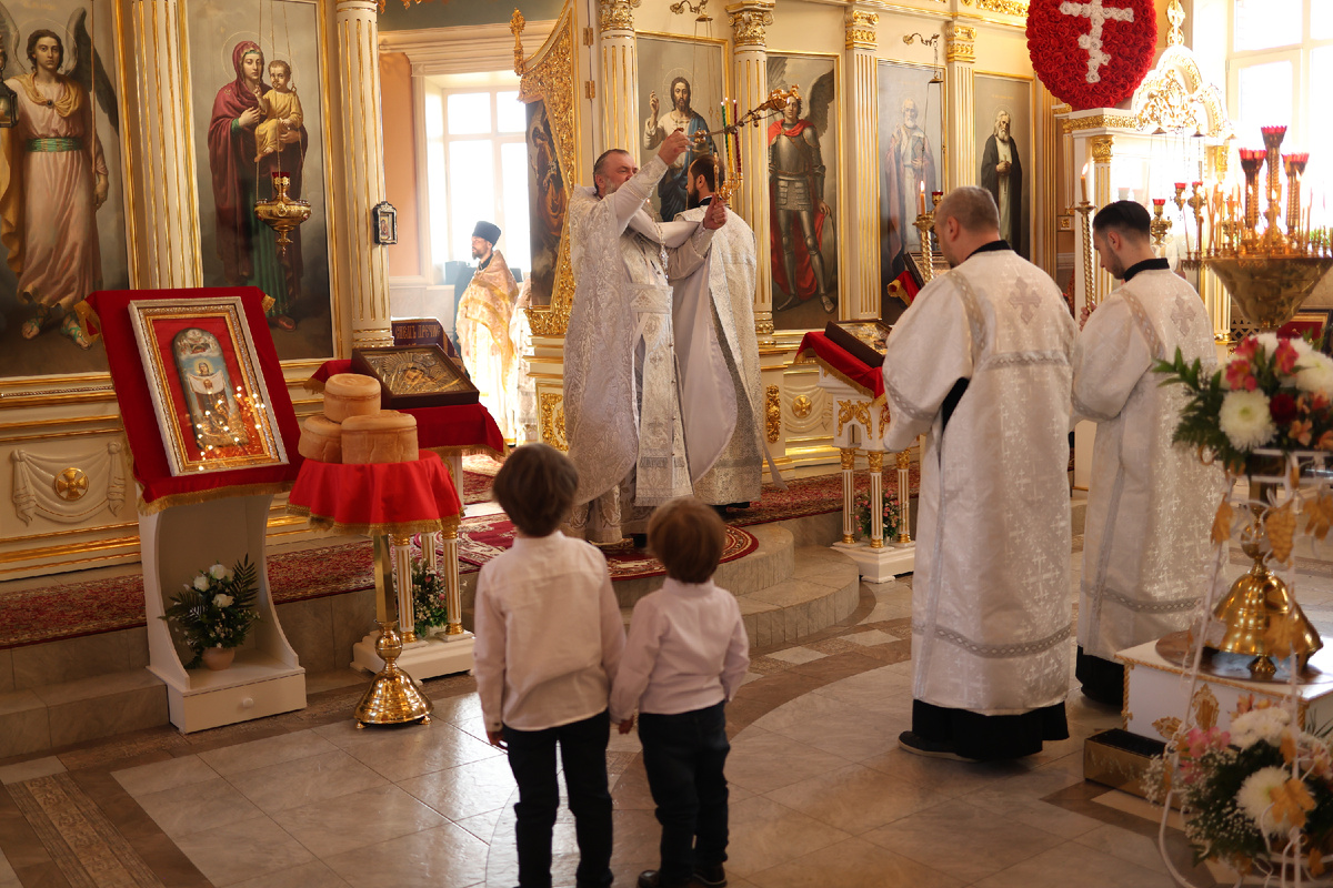 Мои маленькие сыновья всматриваются где в алтаре папа и старший брат