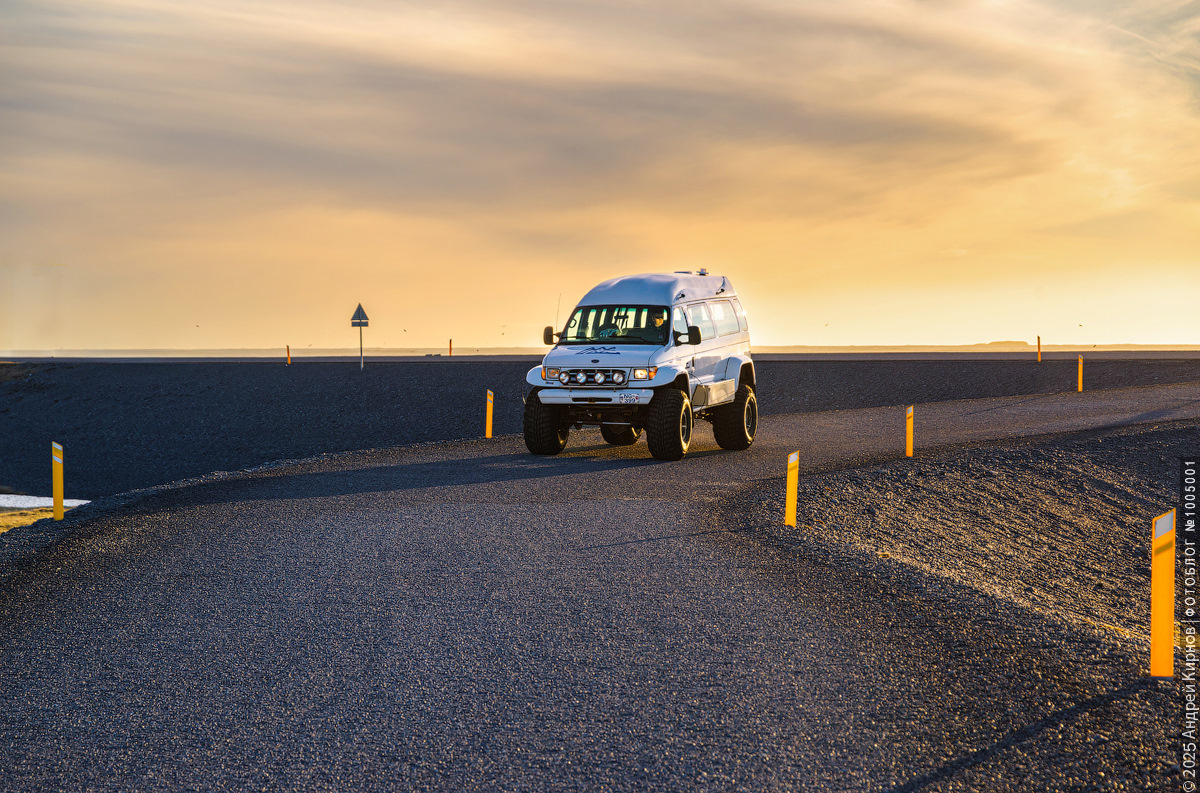 Олскульный Ford E-Series на пути в ледниковую лагуну Йёкюльсаурлоун