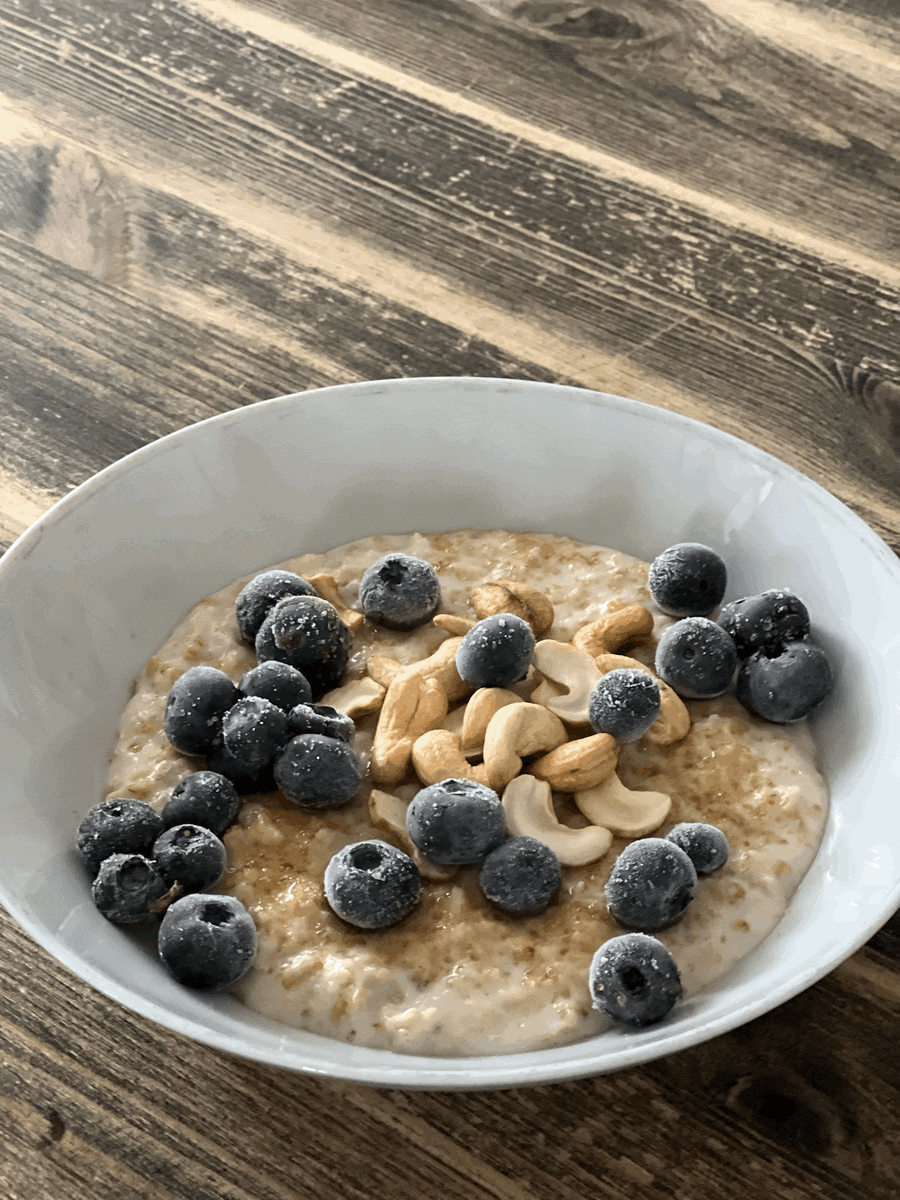 Каша теплая, поэтому голубика быстро размораживается в тарелке