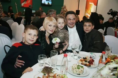 Константин Цзю и Наталья Аникина c детьми
