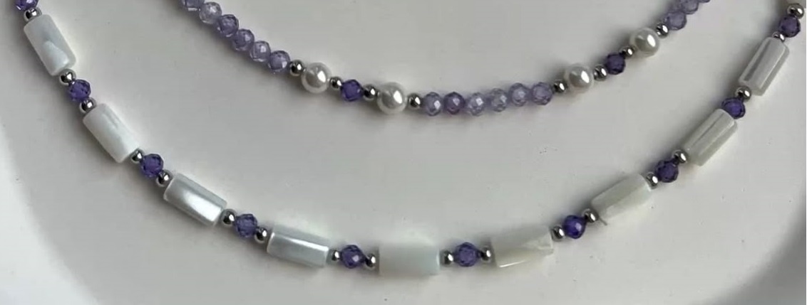 Последние из изготовленных мной чокеров:
Верхний: корейская фурнитура, серебро 925, аметист, жемчуг Майорка;
Нижний: корейская фурнитура, серебро 925, аметист, перламутр;
Длина - 43 см + удлинительная цепочка (серебро) 5 см.
Стоимость каждого чокера - 2000 рублей.
