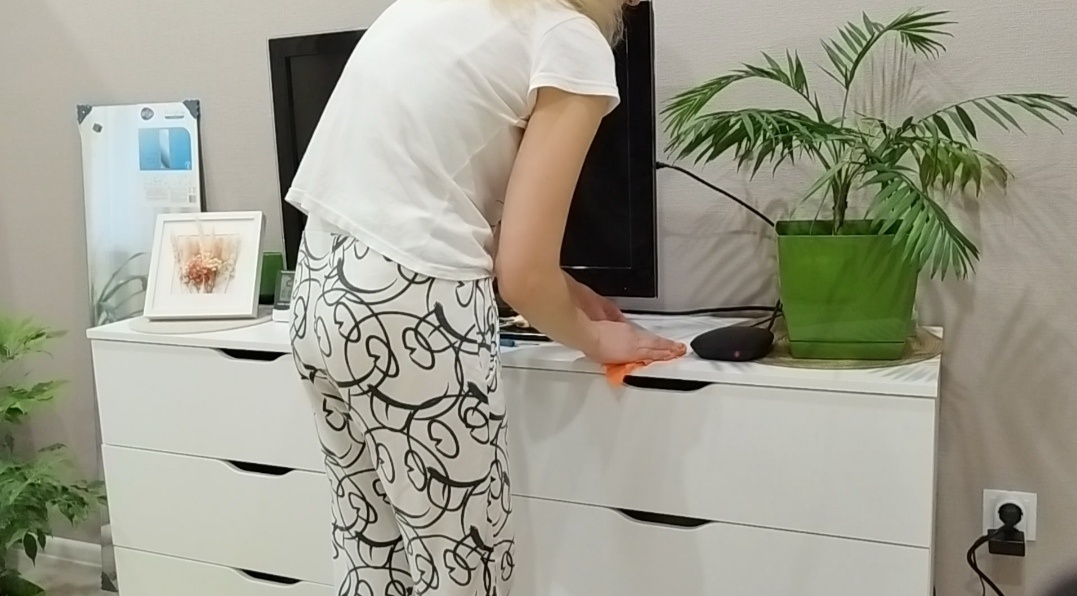 Когда протираю пыль, то в воду тоже добавляю соль и еще кондиционер для белья, чтобы в комнате был приятный аромат и пыль меньше осидала на поверхностях.