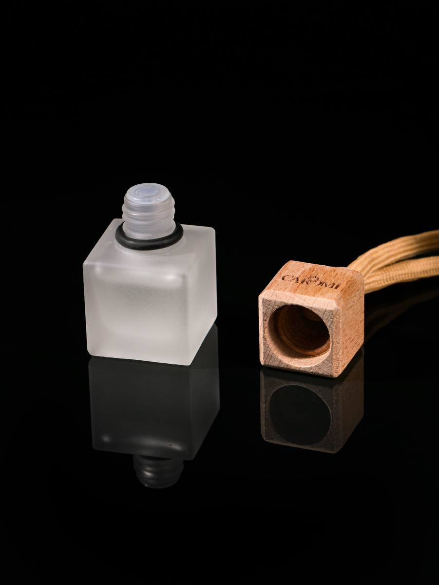  В завершении хотелось бы отметить флакон ароматизатора Caromi, продуманный до мелочей. Матовая поверхность, поглощает солнечные лучи, оберегая глаза от назойливых бликов. Буковая крышка, словно губка, впитывает аромат и щедро делится им с пространством салона, а компактный размер крышки флакона позволяет наслаждаться любимым запахом дольше. И, конечно, для полной уверенности и защиты, предусмотрено предохранительное кольцо, надежно фиксирующее крышку и предотвращающее случайное пролитие.
 В этом ароматизаторе воплотились все критерии: тонкий, обволакивающий аромат нежно заполняет салон автомобиля, а элегантный и безопасный флакон становится изысканным штрихом в интерьере.