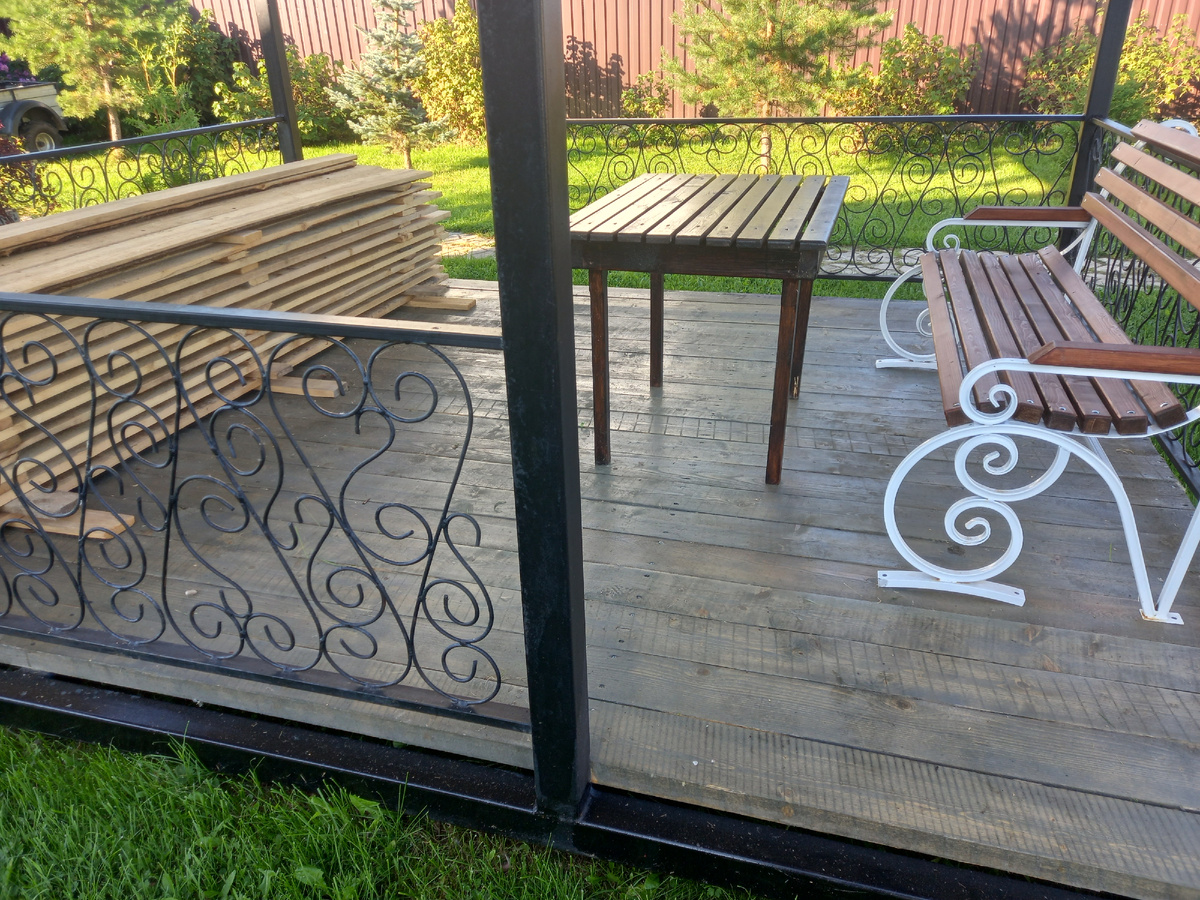 Временно стол из бани стоял в беседке, но он маленький