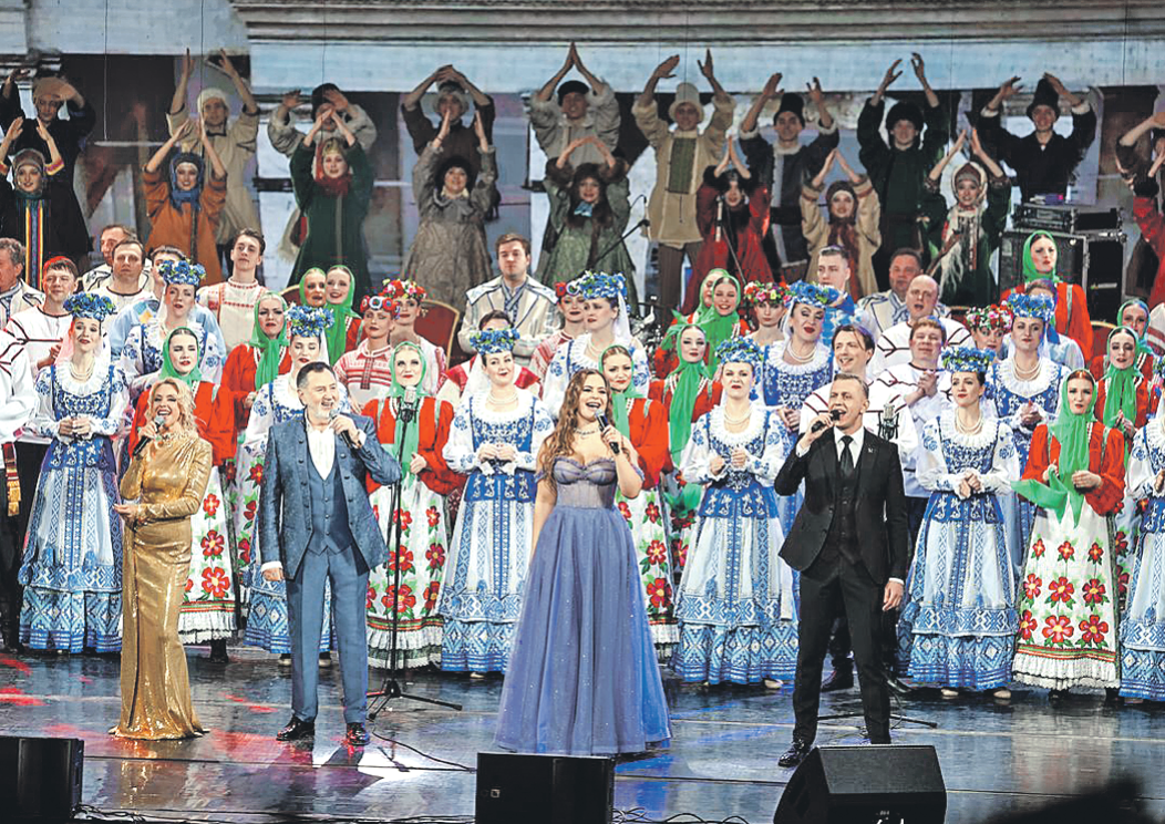 Яркое зрелище дотянулось до каждого гостя праздника. Фото: Дарья ТИТОВА/ИД «Беларусь сегодня»