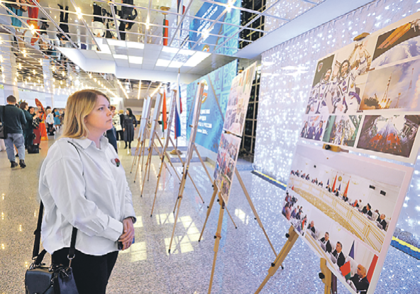 В фойе Дворца Республики организовали небольшую выставку. Фото: Иван Иванов
