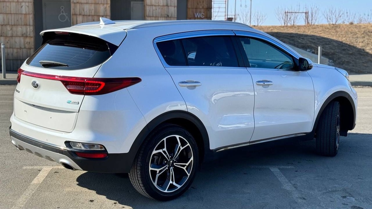 Kia Sportage 2019 вид сзади 