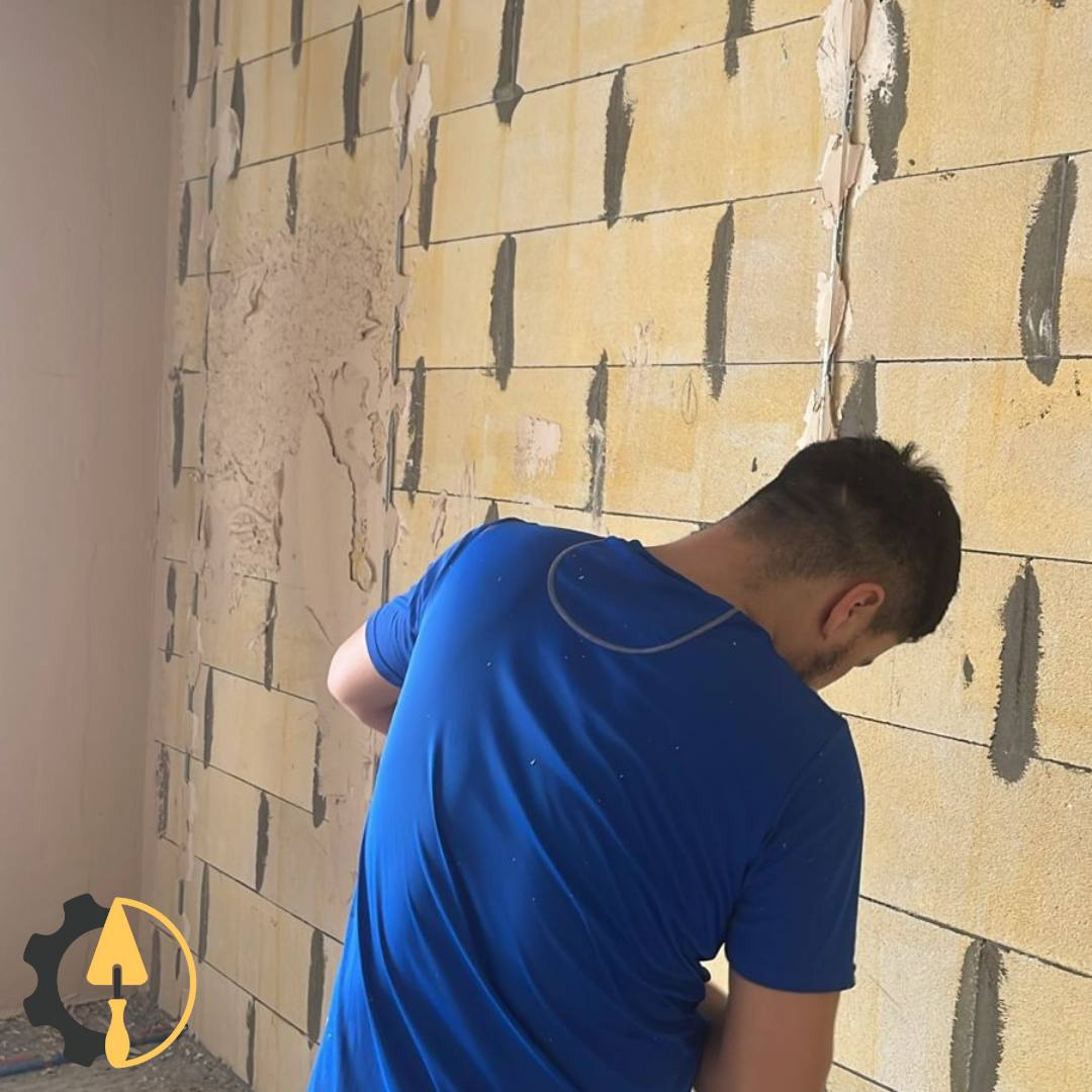 На фото: мастер «Механизаторов» в процессе работы