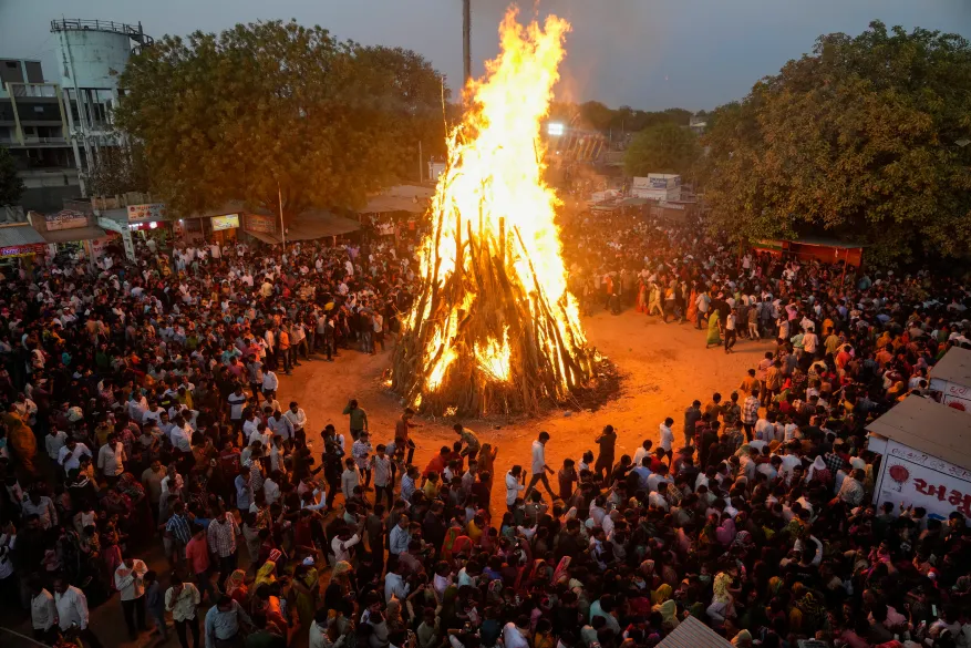 Сжигание чучела Холики - один из символов праздника