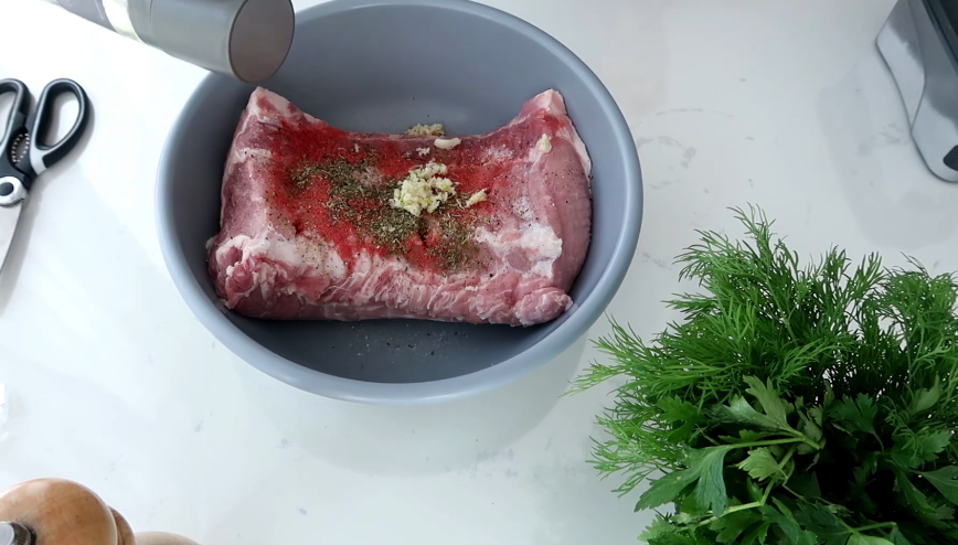 Натираем мясо специями