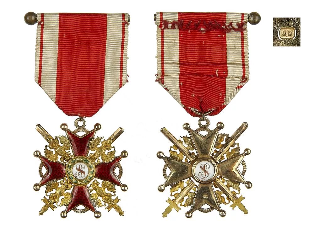 Знак Ордена Св. Станислава 3-й степени с мечами (за военные заслуги). Фирма Д. Осипова, Петроград, 1915- 1916 гг. Золото, эмаль. Вес 12,28 гр. Размер 43х40 мм. Клейма: пробирное “56” с женской головкой в кокошнике вправо на ушке, мастера именное “ДО” на нижнем луче, а также знаки удостоверения, женская головка вправо на рукоятках мечей. http://www.auction-imperia.ru/wdate.php?i=8928&t=offline Орден Св. Станислава 3-й степени стал самым младшим в порядке старшинства российских орденов и вручался чаще других. Его получали многие военные и статские, прослужившие установленные сроки и имевшие чины не ниже 12-го класса. ТРЕТЬЯ СТЕПЕНЬ. Такой же крест ещё меньшей величины, носимый в петлице, на такой же ленте, шириною в пять восьмых вершка. К знакам, жалуемым за военные, против неприятеля, подвиги, присоединяется по два, накрест лежащих, меча: посредине креста и звезды. Кавалеры ордена Св. Станислава третьей степени с мечами, состоящие в военных чинах, присоединяют к знакам его бант из орденской ленты. https://ru.wikipedia.org/wiki/Орден_Святого_Станислава_(Российская_империя)