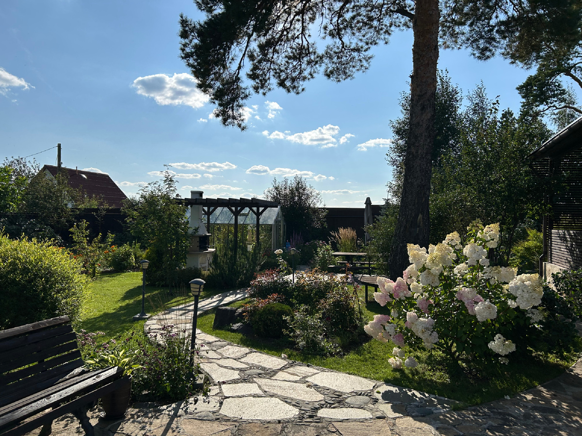 Дом строят за теплицей