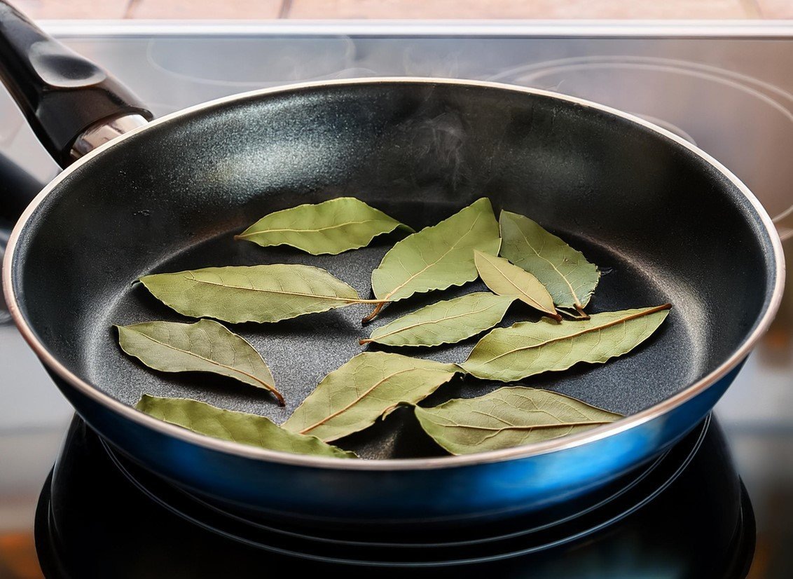 Жарю на сковороде лавровый лист и долго наслаждаюсь результатом: запомните этот способ ароматизации / Фото: Pogovorim.by