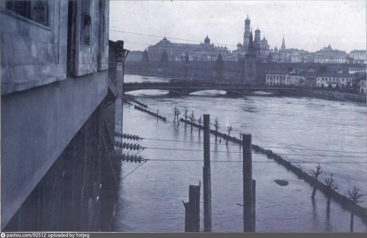 Наводнение 1926 года в Москве. Вид от Раушской набережной в сторону старого Москворецкого моста и Кремля. С сайта www.pastvu.com.