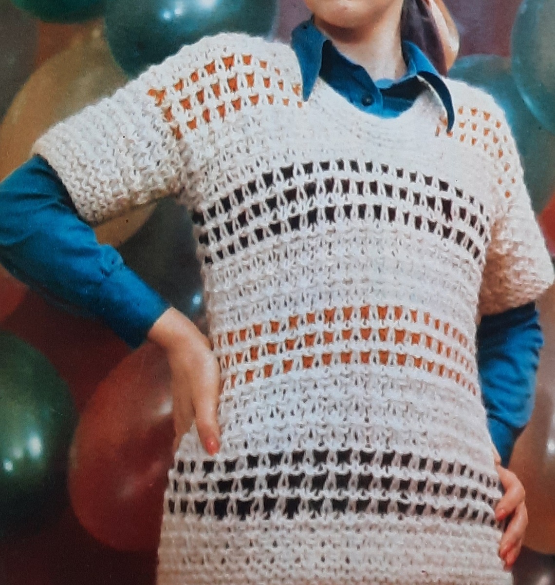 Размер 42-44. Шерсти: 350г белой и по 50г корич.и желтой.Спицы 5. Основное вязание " букле".Горловина,низ рукавов и пуловера выполнены платочной вязкой (все ряды лиц.п.) ДЛЯ ОБРАЗЦА УЗОРА "БУКЛЕ" набрать нечетное кол-во п. 1р. и 2р. -лиц.п. 3р. - 1лиц.,1 снять(нить за петлей) и т.д. 4р.- 1снять (нить перед петлей),1 лиц. и т.д. 5р.- повторять с 1р.  Для цветных полос используйте этот же узор, но выполнять его, меняя цвет нити, через каждые 2р. (1 и 2р. вязать светлой нитью, 3 и 4р.- темной)