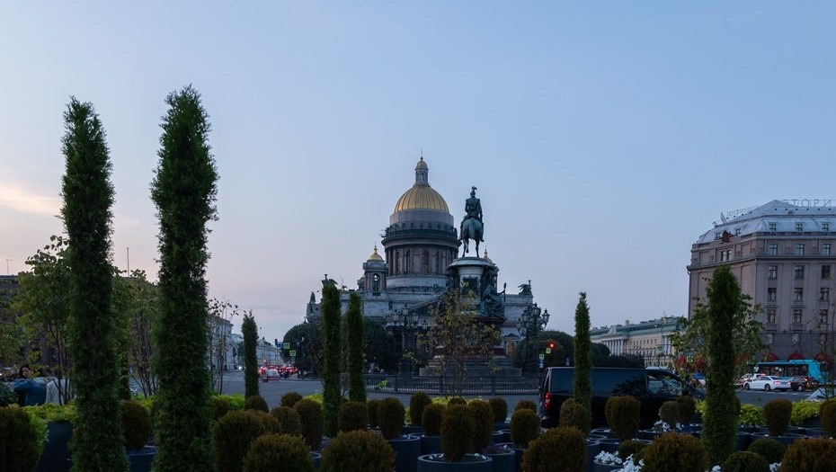    Вид на Исаакиевский собор и конный памятник Николаю 1 через сад трансформер. Автор фото: Тихонов Михаил/ДП
