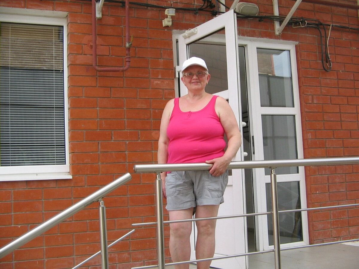 На крыльце дома в Якорной