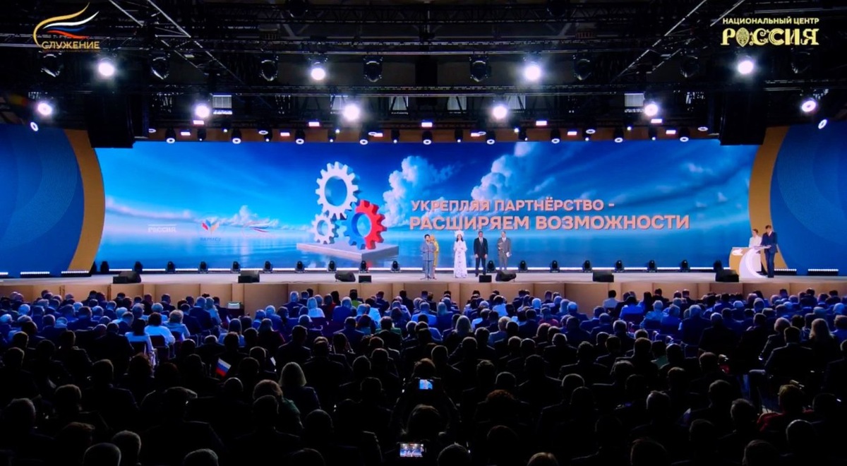    Руслан Кухарук поздравил югорчан — победителей премии «Служение»