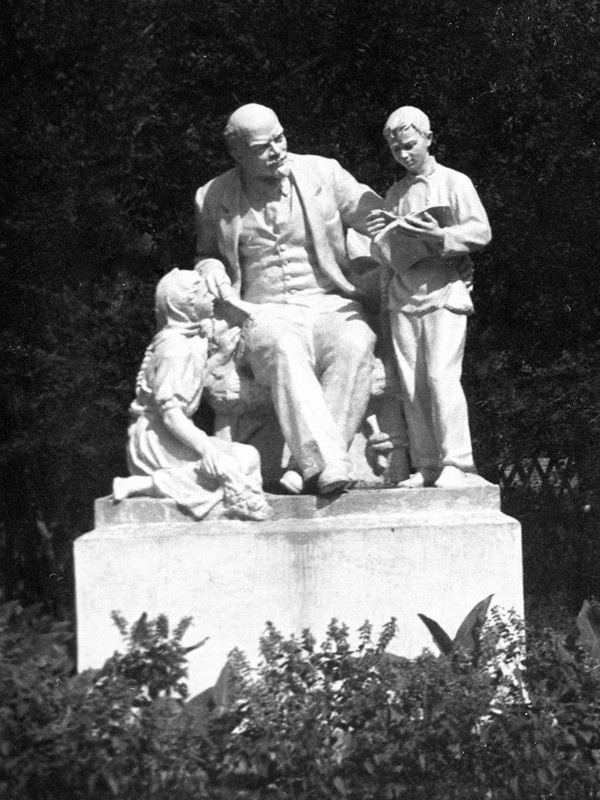 Скульптура "Ленин и дети" в Липках (из коллекции А. Салюкова, 1962 год)