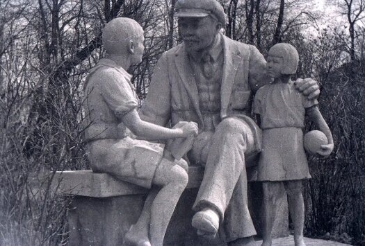  В Саратове вариация на тему "Ленин с детьми" (Ильич и будущие пионеры изображены читающими книги) украшала детскую площадку в парке Липки. Появилась она в середине XX века и простояла до конца советской эпохи, после чего была демонтирована.