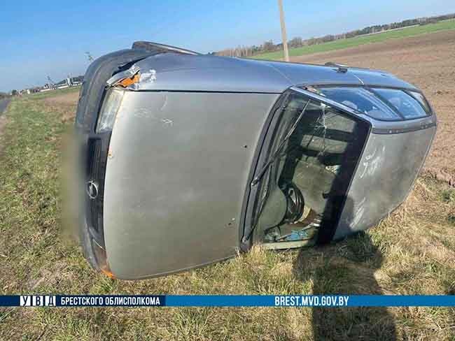 Последствия столкновения автомобиля (в кювете) с электровелосипедом