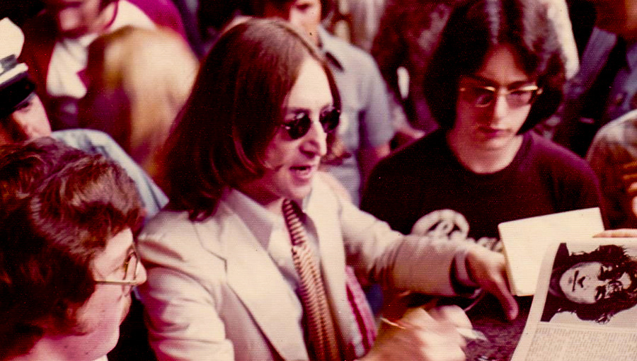 Последний автограф Леннона называют самым ценным во всей истории рок-музыки (Источник: 6abc Action News)