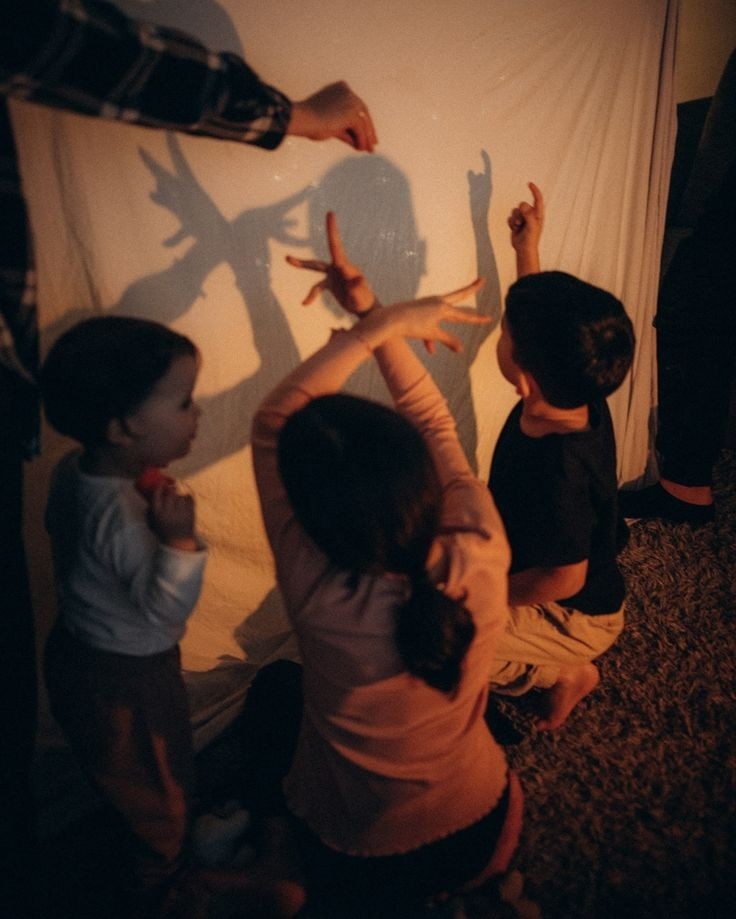 Домашние игры с тенью😁