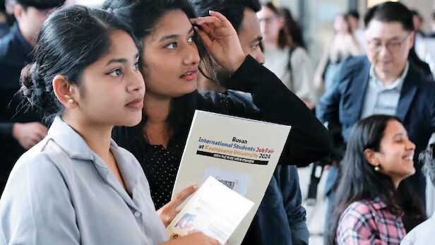    Иностранные студенты ждут консультаций по трудоустройству на ярмарке вакансий, проводимой в Университете Кёнсун в Пусане в сентябре 2024 года. По мере того как компании Южной Кореи выходят на международный рынок, растет число молодых иностранных выпускников, знакомых с корейской культурой, которые нанимаются на постоянную работу в офисы и на исследовательские должности.