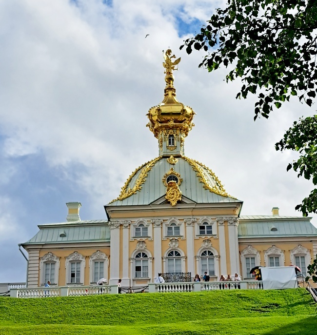 Гости у Корпуса под Гербом любуются открывшимся видом на Нижний парк /фото из личного архива, 2024/