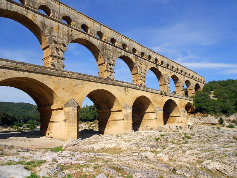 Современное фото акведука Пон-Дю-Гар во Франции