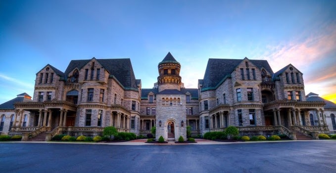 The Ohio State Reformatory - бывшая тюрьма, в которой снимали фильм