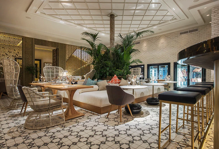 Общий вид зала ресторана восточной и европейской кухни Oxus