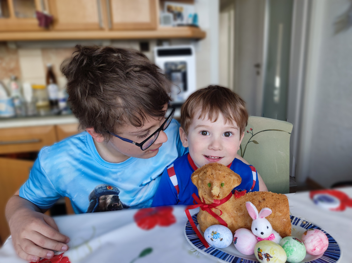 фото автора: 3 года назад - с барашком, правда, у барашка уже кусочек съеден