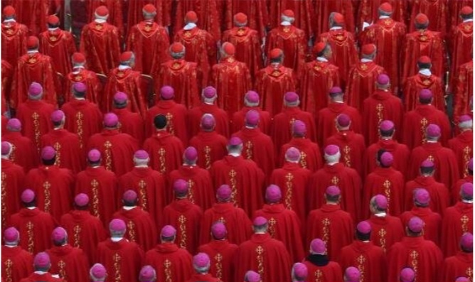 «С того момента, как он стал Папой Римским, консерваторы в Церкви ополчились на Франциска». Филиппо Монтефорте / AFP через Getty Images