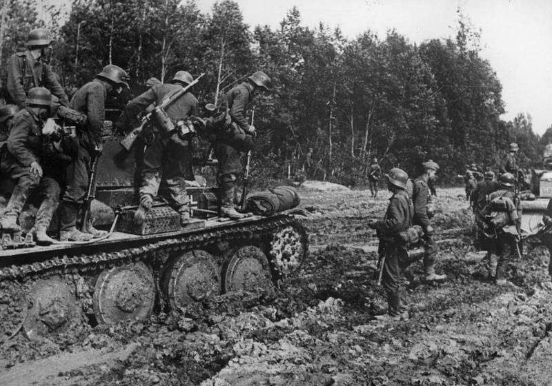 Немецкие солдаты спрыгивают с танка Pz. Kpfw. 38 (t) на лесной дороге в районе Ржева. Лето 1942 года. Фото из открытых источников